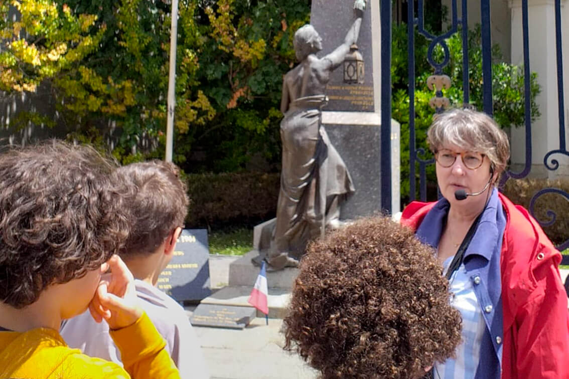 Une visite devant le monument aux morts